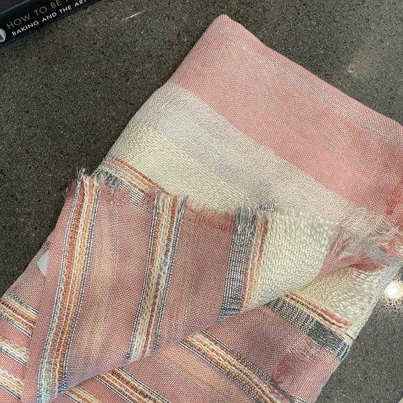LOFT Accessories - EUC Ann Taylor Loft lightweight woven fringed scarf with metallic silver thread
